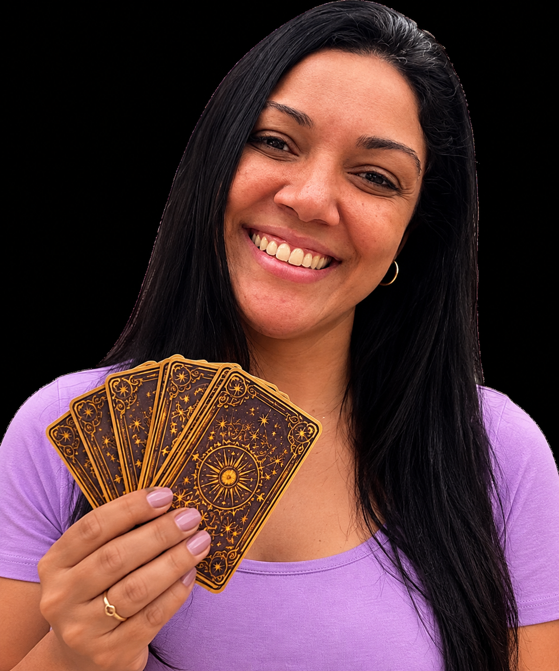 Luana sorrindo, com camiseta lilás e segurando cartas do Baralho Cigano com detalhes dourados